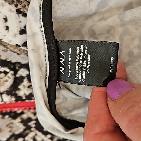 Alala 1x hooded workout pullover w/hood, pockets - Picture 13 of 14